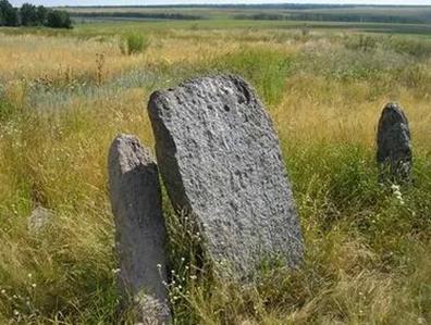 Аллея Менгирова, Арками, гора Чека