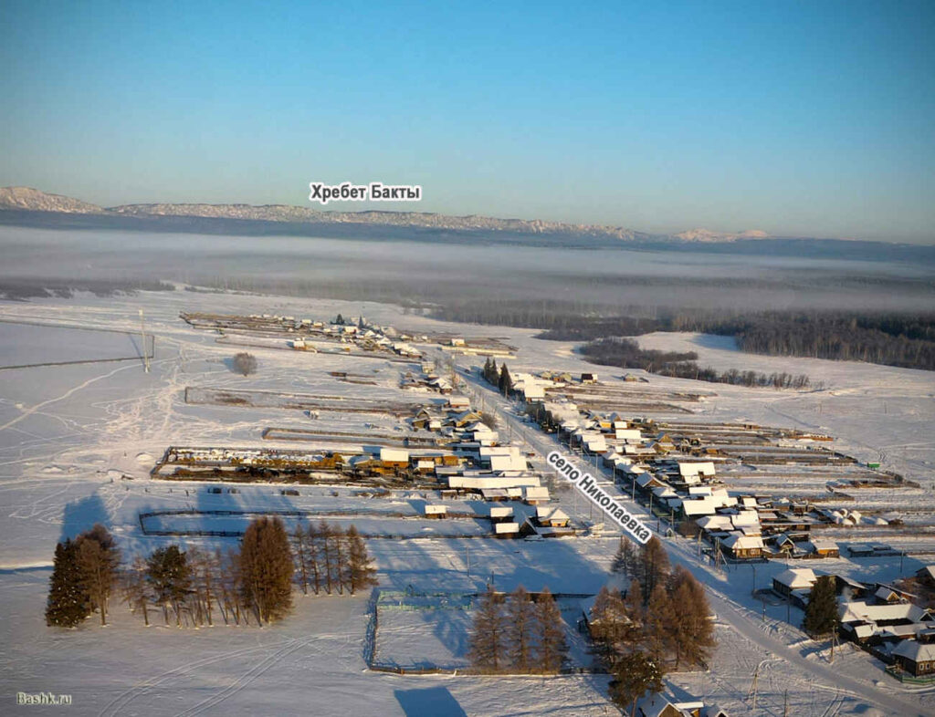 Село Николаевка на фоне горы и хребта Бакты