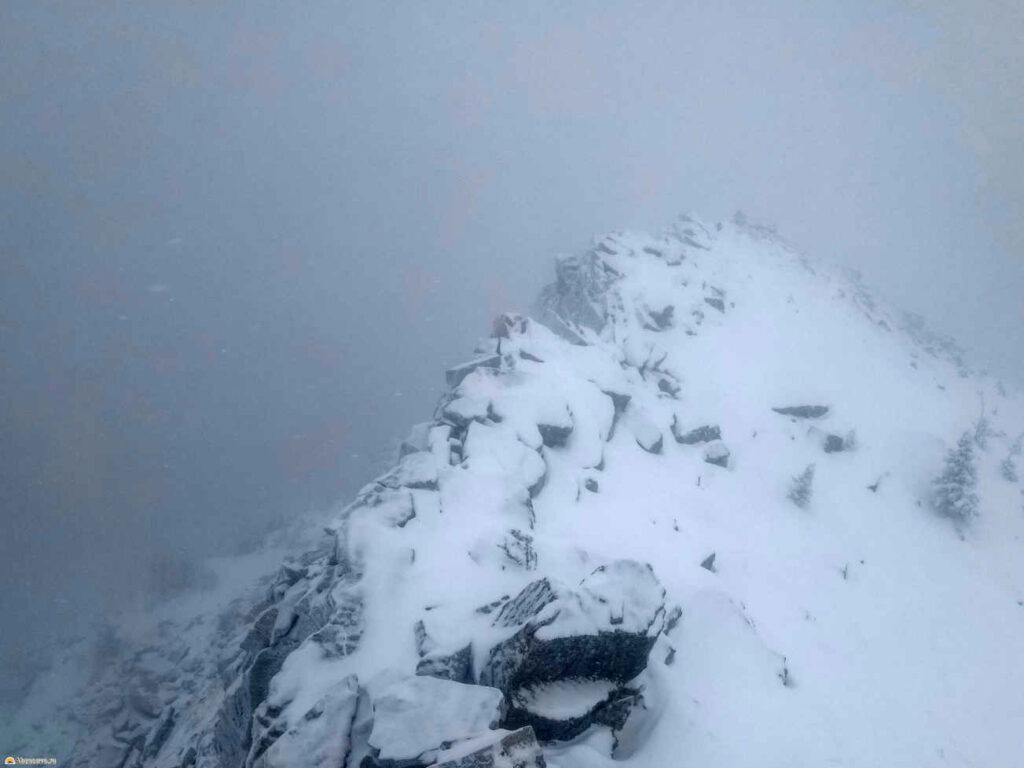 Гора Большой Кумардак зимой в тумане, Башкирия