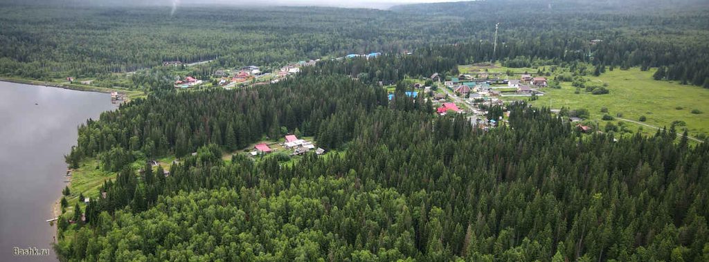 посёлок Зюраткуль на берегах озера Зюраткуль