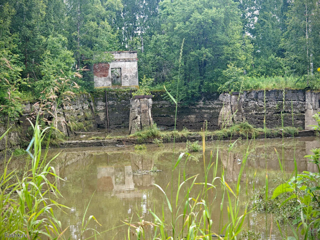 Водосброс бывшей Зюраткульской ГЭС