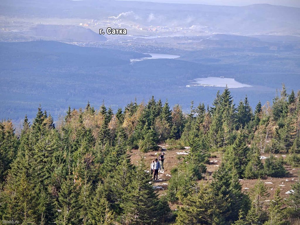 Вид с хребта Зюраткуль на город Сатка